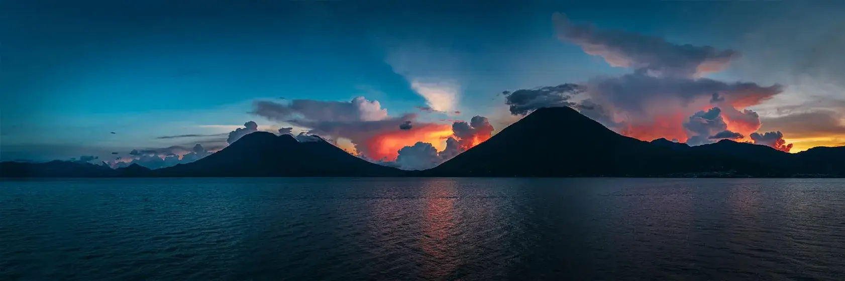 Der Atitlánsee mit seinen Vulkanen bei Sonnenuntergang