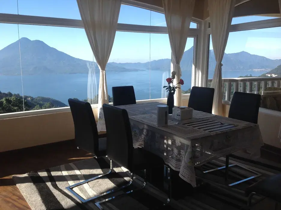 Gedeckter Tisch am Panoramafenster mit Blick über den Atitlánsee
