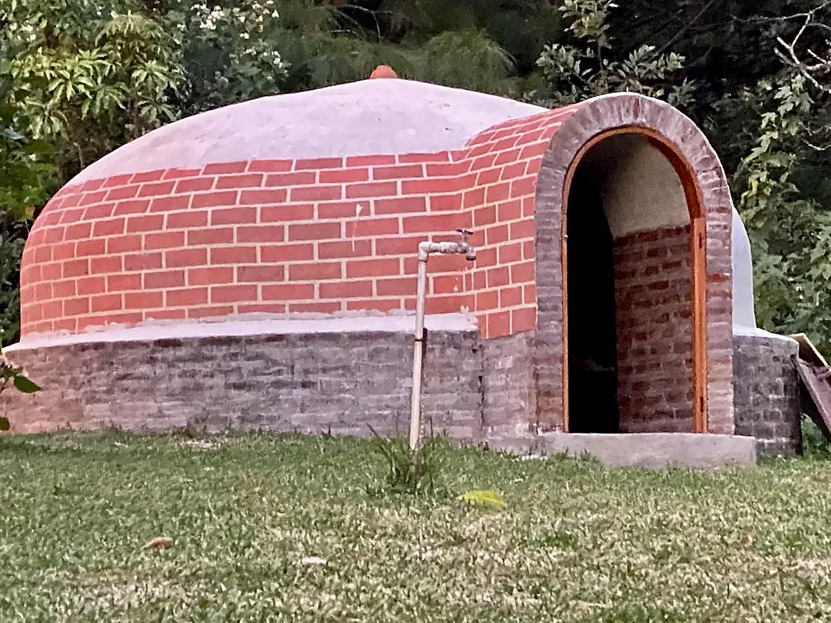 Die TAMAZCAL-Schwitzhütte des Zentrums, ein gemauerter Kuppelbau im Garten